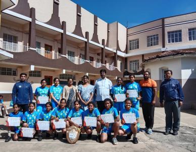 Vollyball champions honoured by school